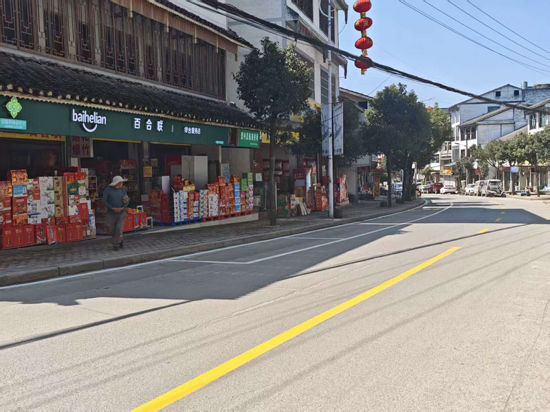 南江鄉為商戶門口停車位劃線。