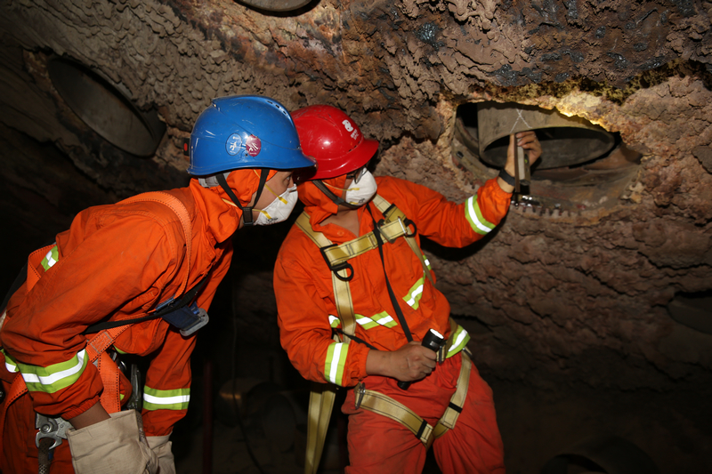 檢修人員對鍋爐燃燒器噴口進行檢查驗收。何禹攝