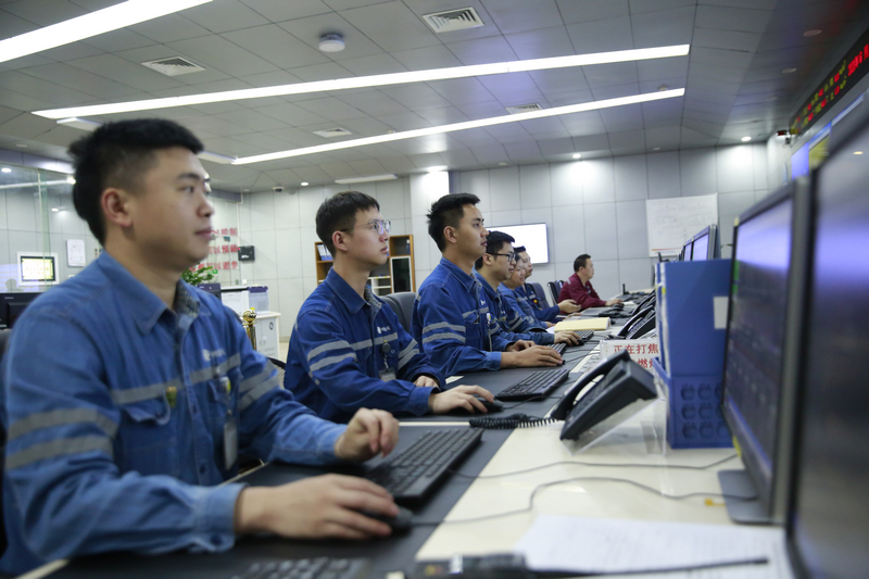 運行人員加強監(jiān)盤，全力保障電網安全穩(wěn)定運行。何禹攝