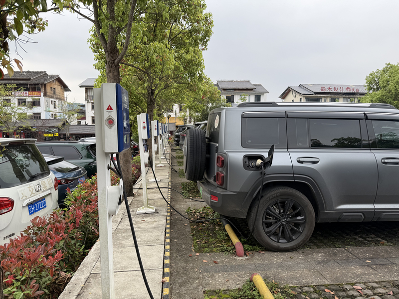 荔波小七孔新能源電車充電停車區(qū)。韋敏攝