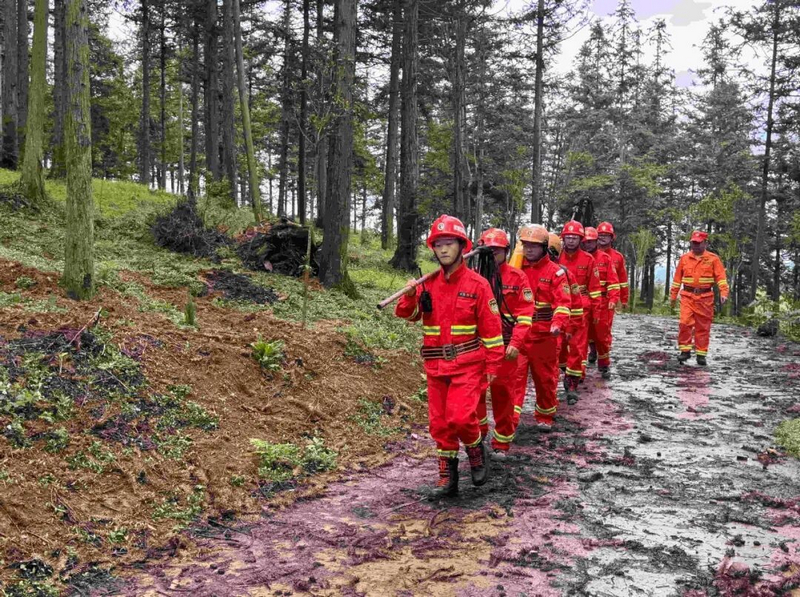 消防隊員巡山。