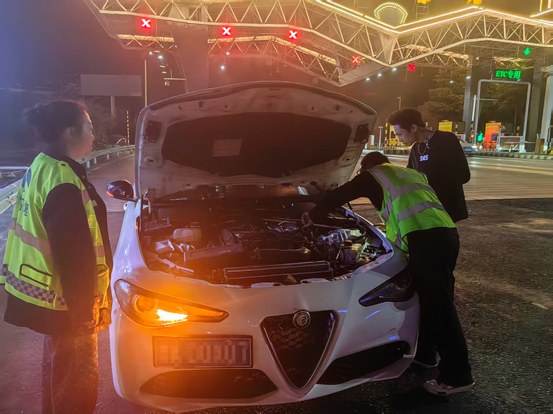 安順營運中心救援起火故障車輛。