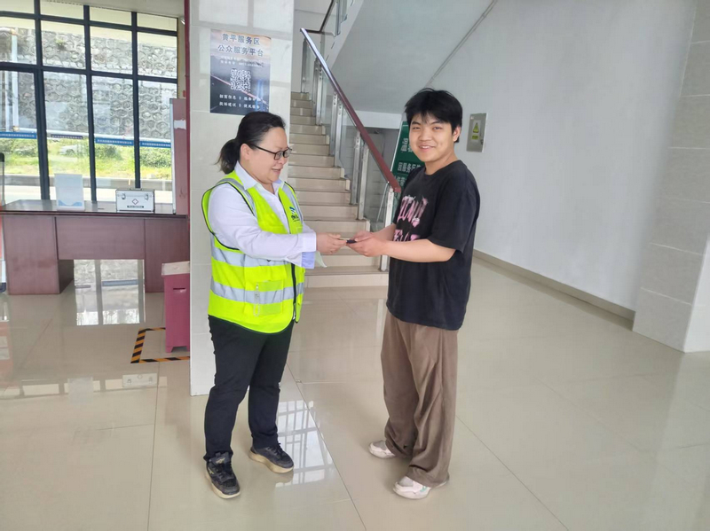 服務區管理人員將遺失的手機歸還失主 。