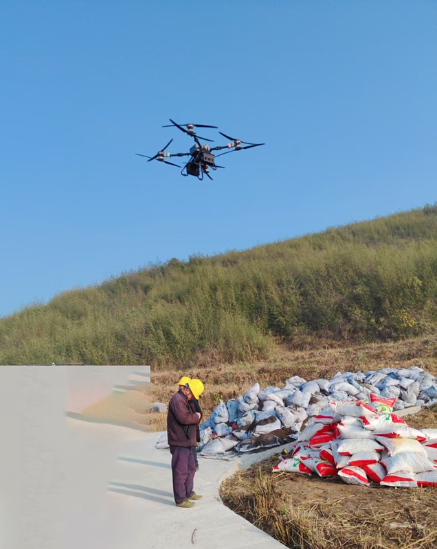松桃普覺油茶種植基地村民們用無人機吊運有機肥。