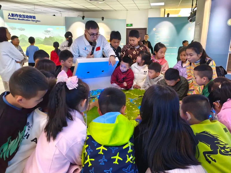 春假期間，40余名中小學(xué)生走進(jìn)清鎮(zhèn)市氣象局的氣象科普研學(xué)實(shí)踐基地，“零距離”探索氣象奧秘。劉夢(mèng) 攝.jpg
