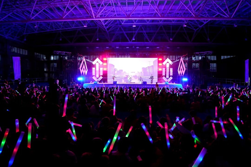 貴州省清鎮體育訓練基地“春假杯”音樂節精彩開唱。楊洪金 攝.jpg