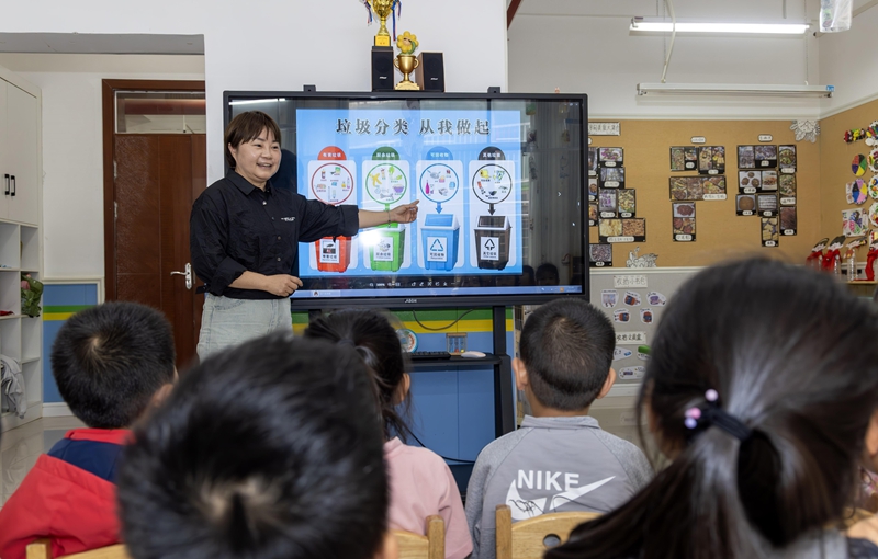 4月7日，貴州省黔南布依族苗族自治州羅甸縣第一幼兒園老師教孩子們如何進行垃圾分類。