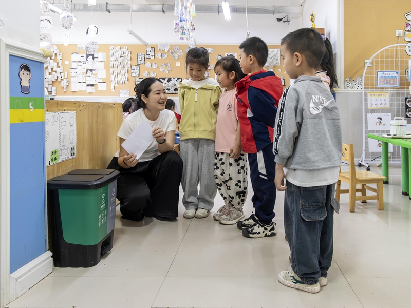 4月7日，貴州省黔南布依族苗族自治州羅甸縣第一幼兒園老師教孩子們如何進行垃圾分類。