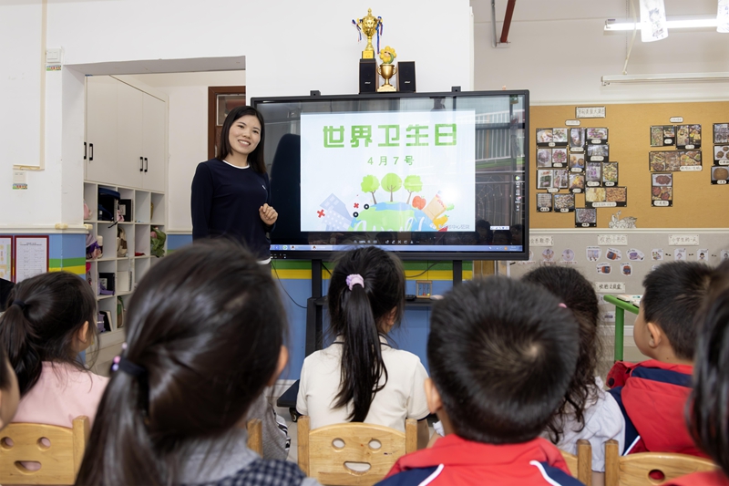 4月7日，在貴州省黔南布依族苗族自治州羅甸縣第一幼兒園，老師為小朋友講解世界衛生日相關知識。