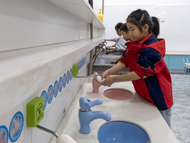 4月7日，在貴州省黔南布依族苗族自治州羅甸縣第一幼兒園，小朋友用“七步洗手法”洗手。