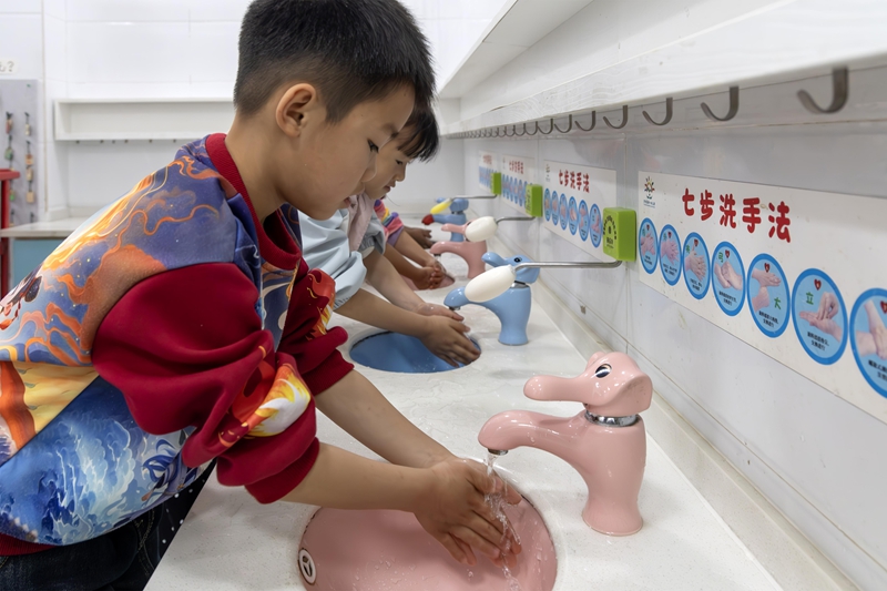 4月7日，在貴州省黔南布依族苗族自治州羅甸縣第一幼兒園，小朋友用“七步洗手法”洗手。