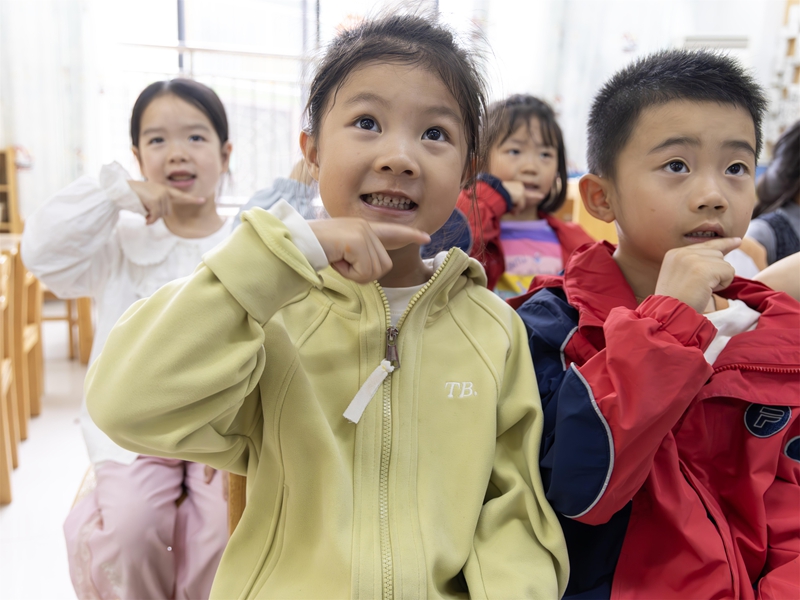 4月7日，在貴州省黔南布依族苗族自治州羅甸縣第一幼兒園，小朋友在老師的指導下學習正確的刷牙方法。