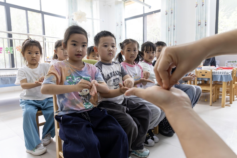 4月7日，在貴州省黔南布依族苗族自治州羅甸縣第一幼兒園，小朋友在老師的指導下學習“七步洗手法”。