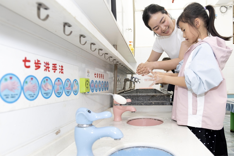 4月7日，在貴州省黔南布依族苗族自治州羅甸縣第一幼兒園，小朋友在老師的指導(dǎo)下學(xué)習(xí)“七步洗手法”。