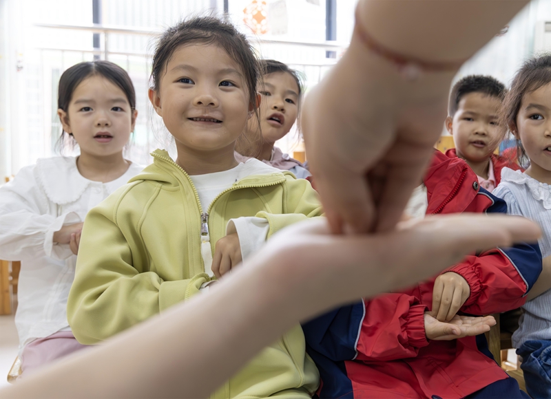 4月7日，在貴州省黔南布依族苗族自治州羅甸縣第一幼兒園，小朋友在老師的指導下學習“七步洗手法”。