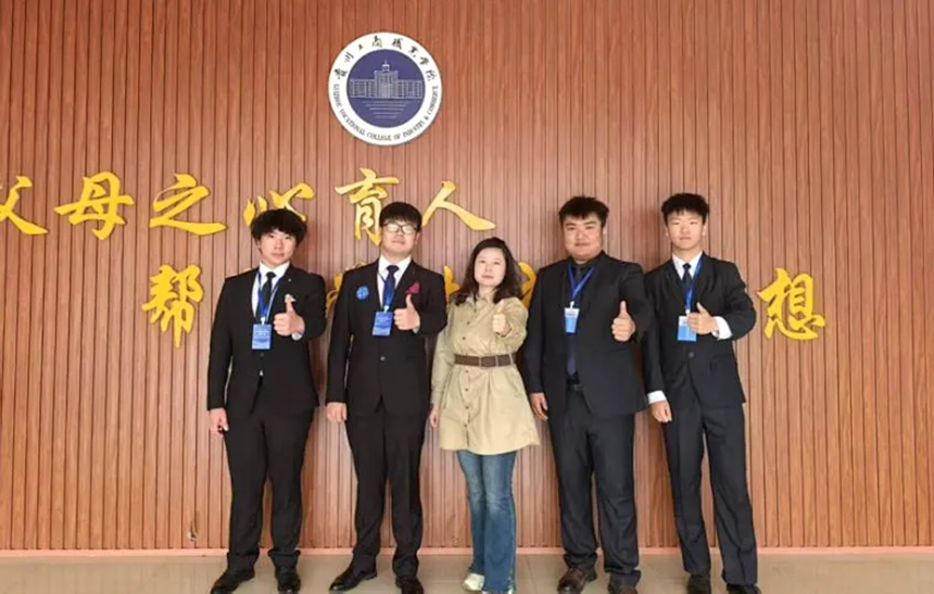 與團(tuán)隊及徐琳主任合照。