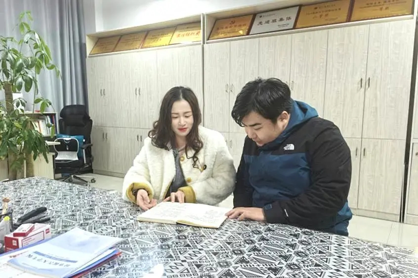 與輔導(dǎo)員姚瑩老師合照。