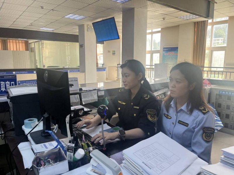 貴定縣市監局工作照片。