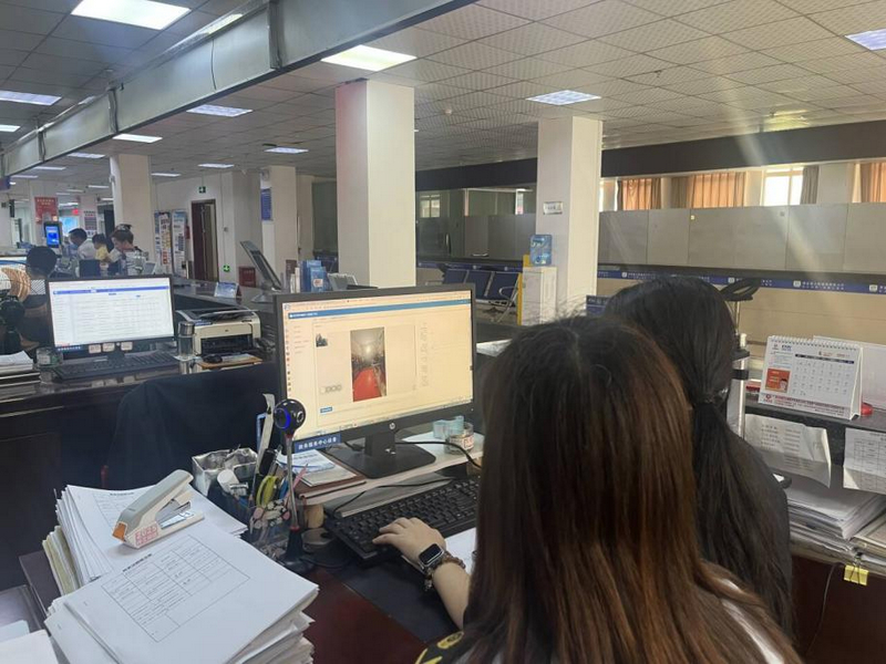 貴定縣市監局工作照片。