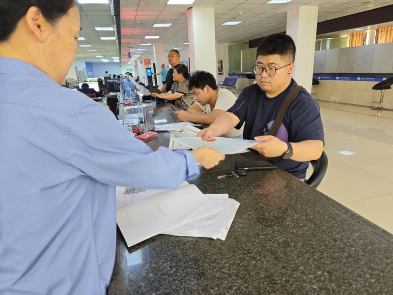 貴定縣市監局工作照片。