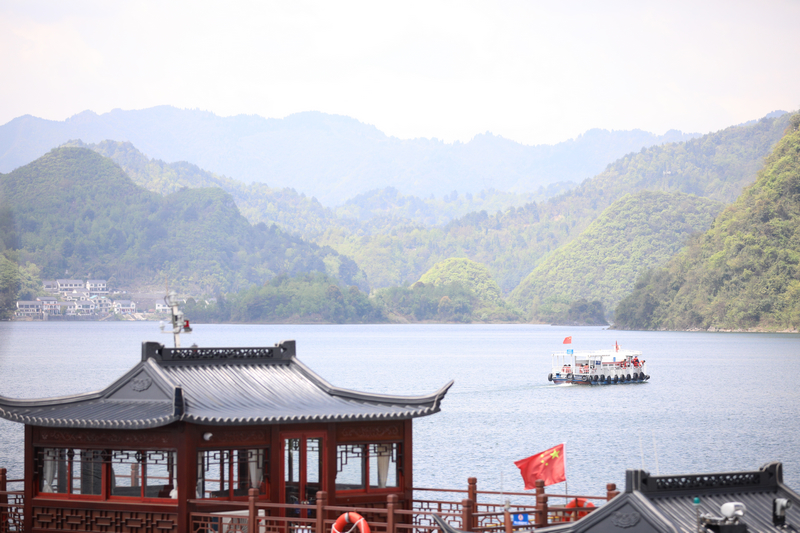 游客在百花湖風(fēng)景名勝區(qū)泛舟,飽覽湖光山色。