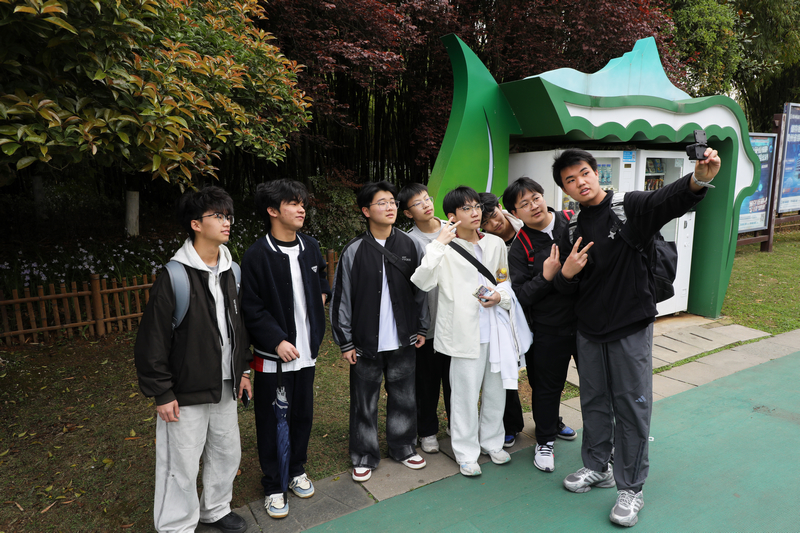 游客在觀山湖公園打卡。