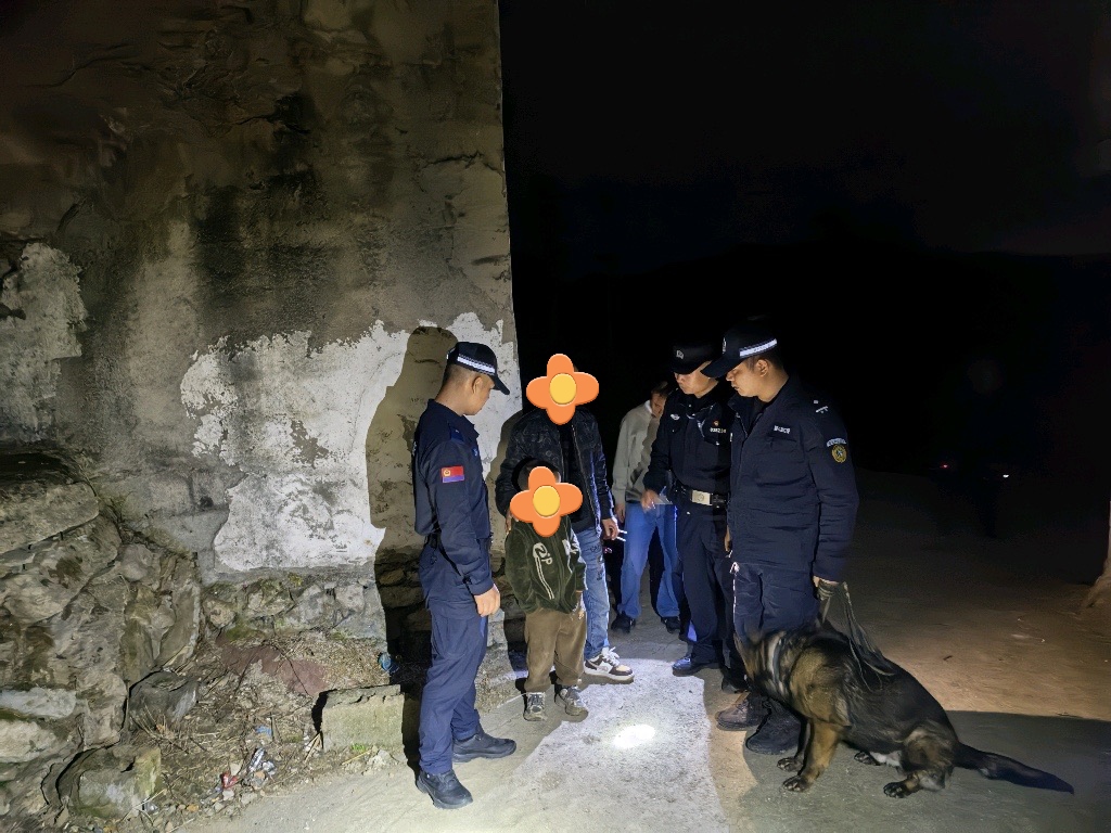 民警正在尋問男童。葉夢詩攝