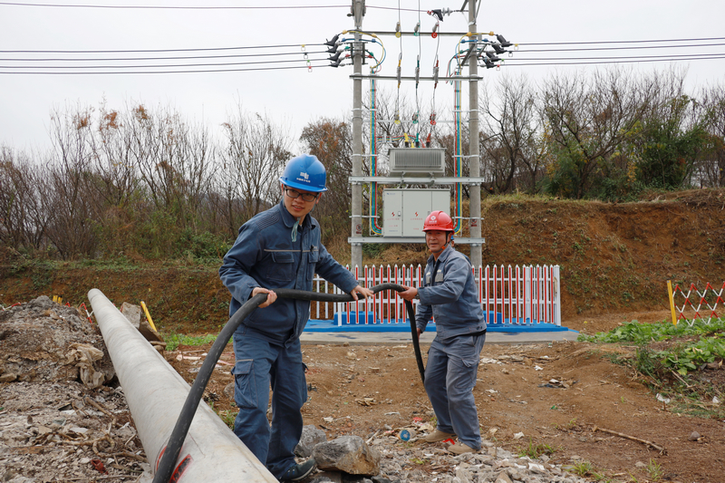 晴隆縣雞場鎮智能配電網示范臺區建設現場。