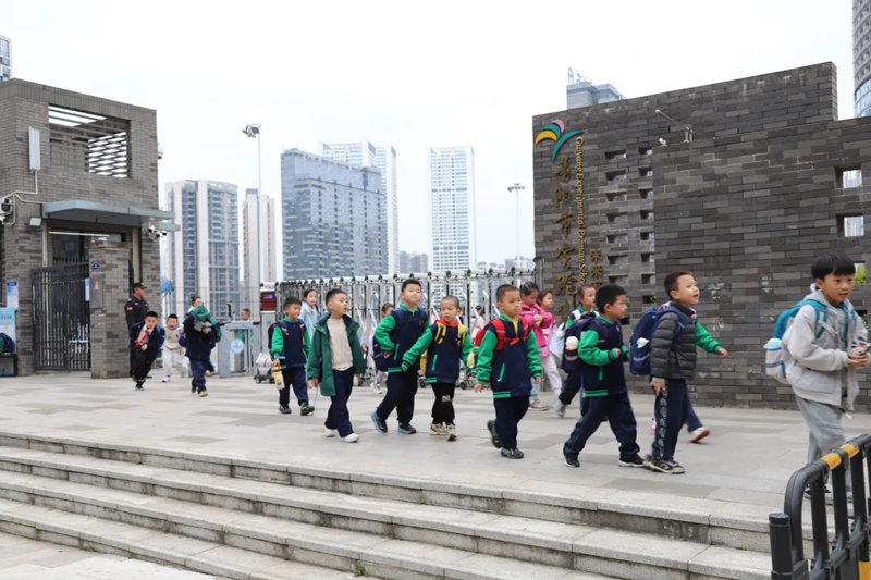 1.放學的學生。