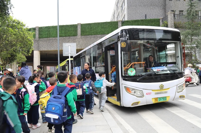 8.放學后乘坐專線歸家的學生。