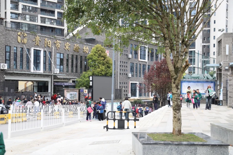 7.學校放學高峰期場景。