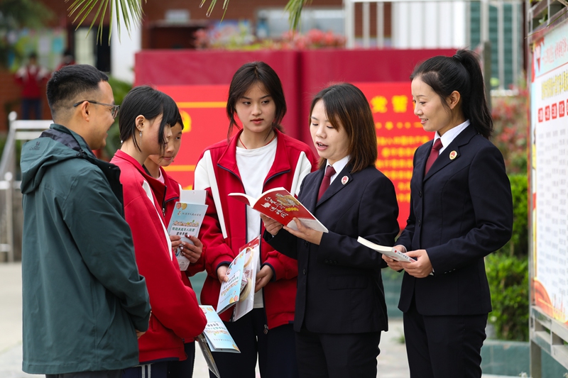 2026年4月7日，黔西市檢察院牽頭組建的“水西護未隊”攜手金碧鎮政府，走進金碧中學開展普法宣傳活動。圖為檢察干警結合黨的歷史，向學生們講解今天的幸福生活來之不易，要遵紀守法，做一個三好學生。