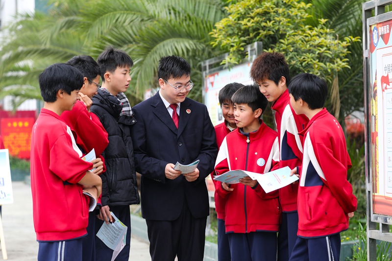 2026年4月7日，黔西市檢察院牽頭組建的“水西護未隊”攜手金碧鎮政府，走進金碧中學開展普法宣傳活動。圖為檢察干警為學生們講解未成年人保護法等法律法規。