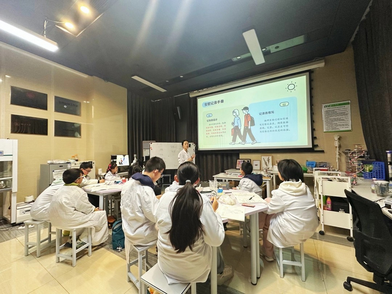 一堂充滿趣味的生物科創課正在進行。