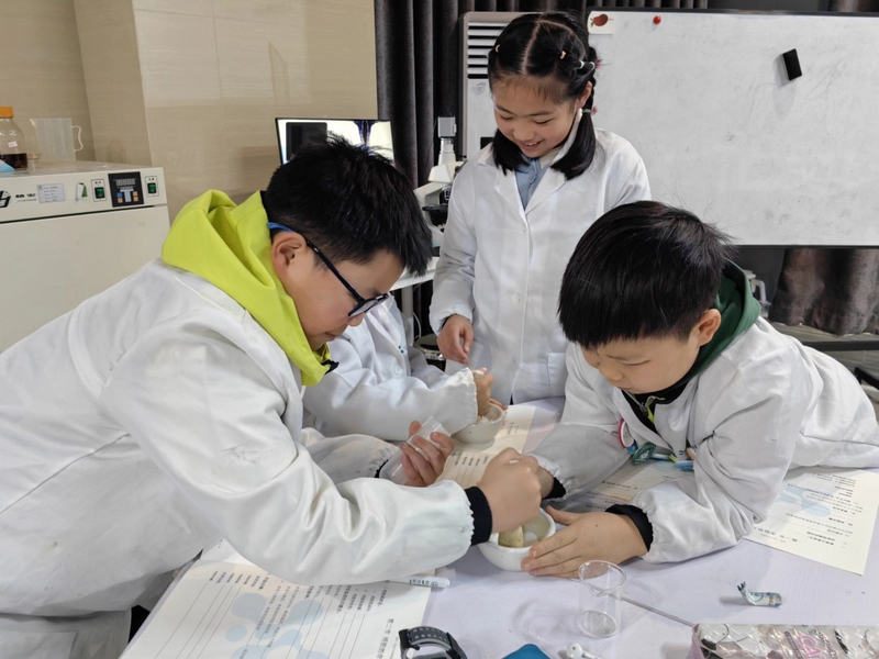 孩子們在親手操作中感受科研樂趣。