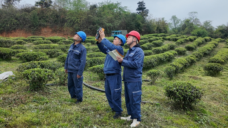工作人員正在基地仔細檢查線路。 王方 攝.jpg