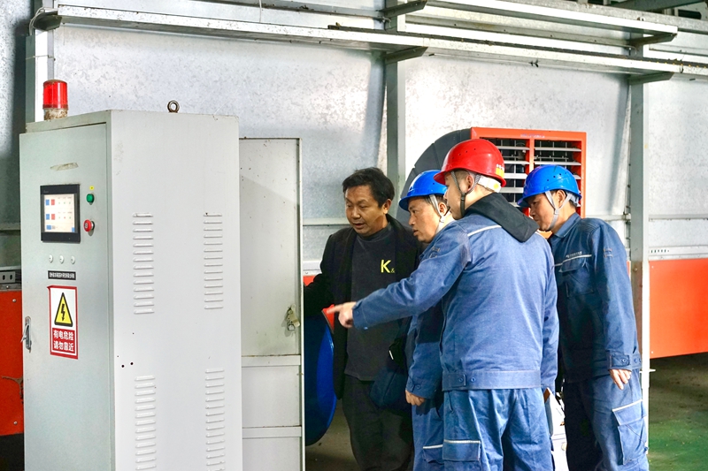 工作人員正在仔細檢查廠區配電箱及線路。 王方 攝.jpg