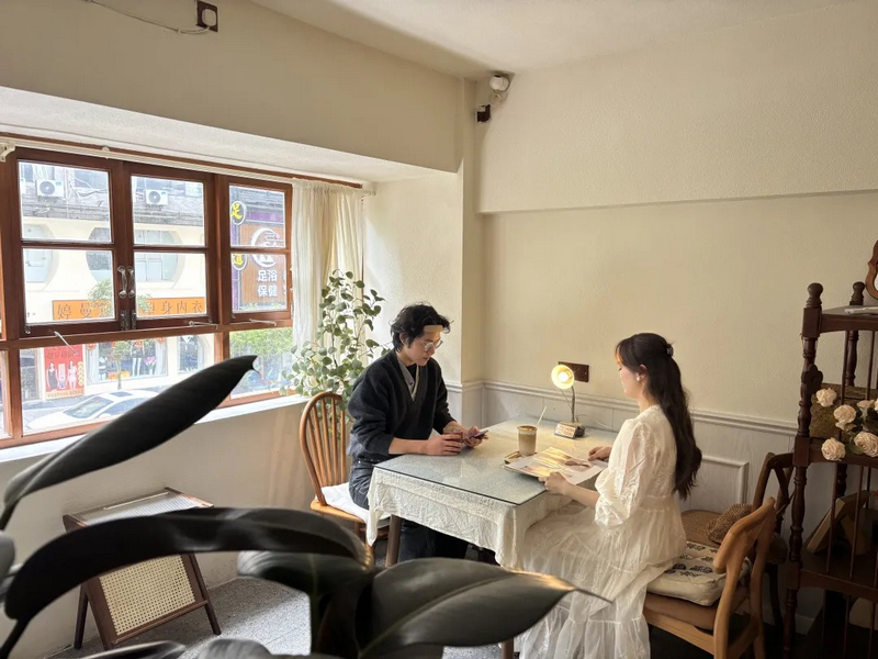 歐蕾咖啡店，顧客在品嘗咖啡。