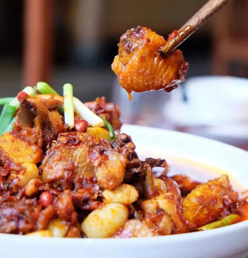 色澤紅亮、軟糯鮮香的息烽陽朗辣子雞。