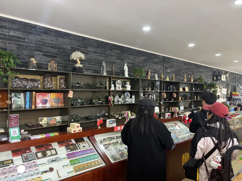 4月1日，游客在息烽集中營革命歷史紀(jì)念館文創(chuàng)品展銷區(qū)駐足選購。