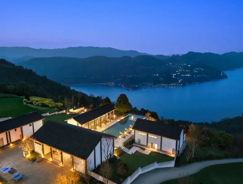 臨江而建的“又見烏江”民宿在夜色中格外靜謐。