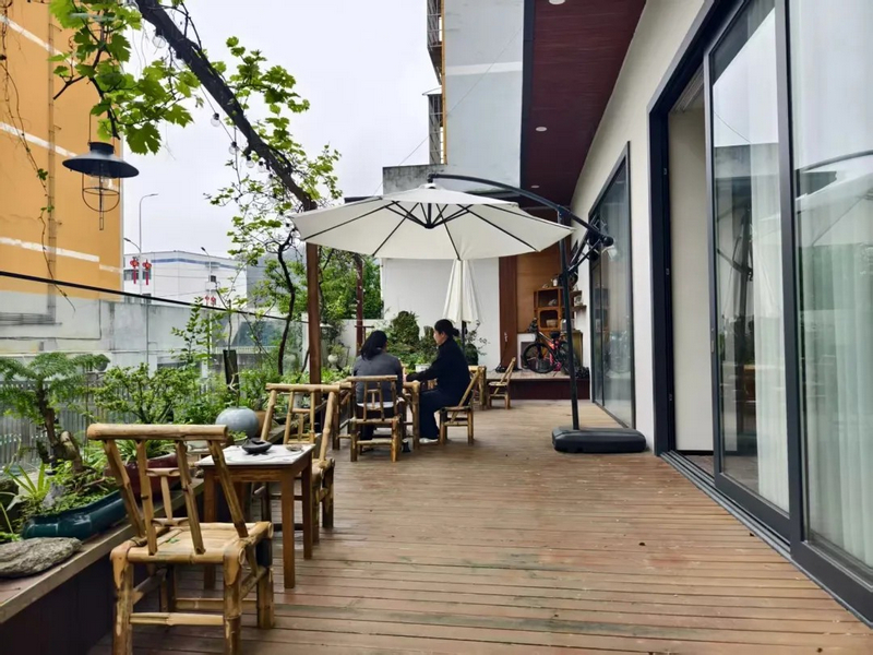 顧客在位于息烽縣城“龍港馨苑”小區(qū)的清炁茶咖休憩。