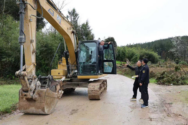 筑牢道路安全防線。