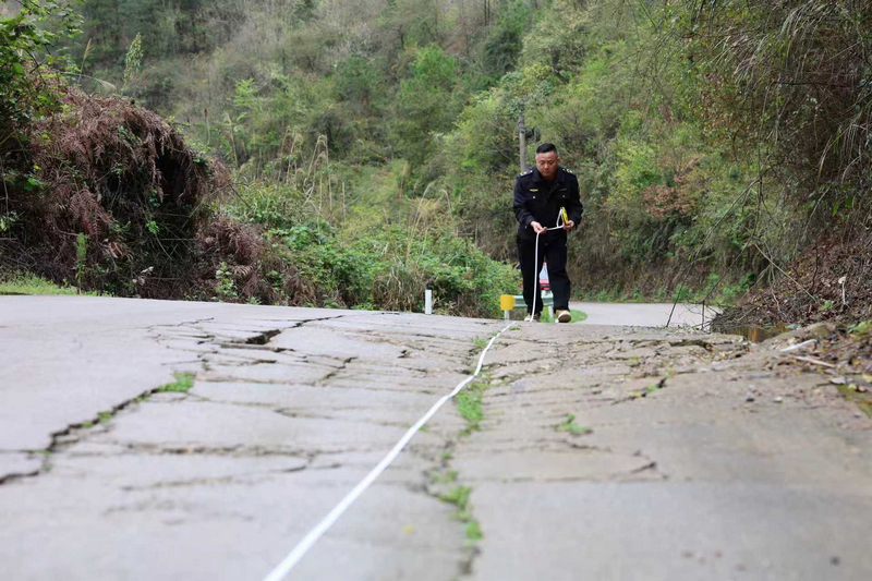 筑牢道路安全防線。