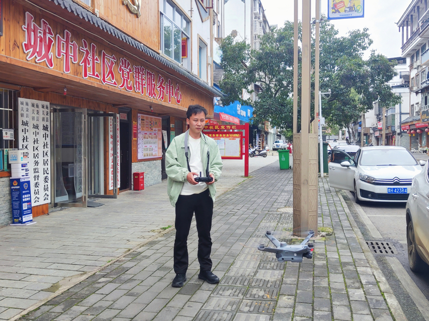 施秉縣城關(guān)鎮(zhèn)城中社區(qū)無人機飛手開展空中禁毒踏查工作。