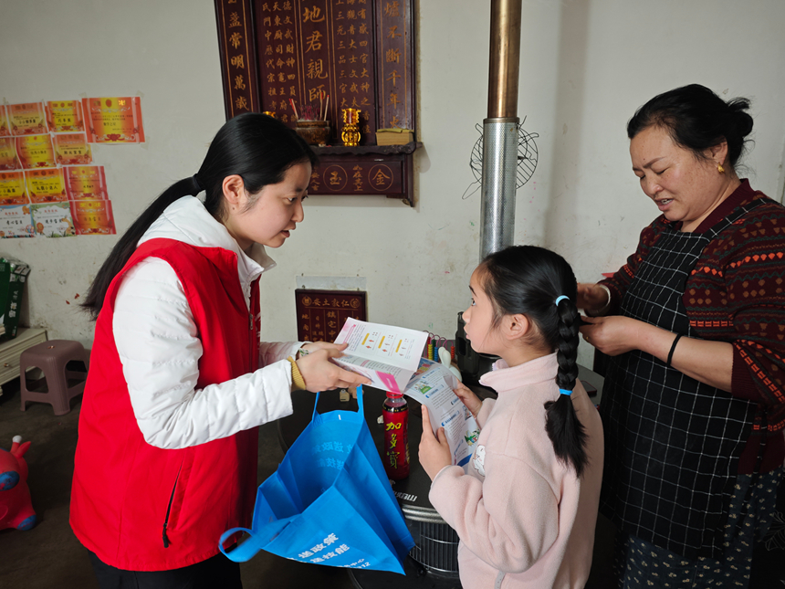 施秉縣城關鎮社區志愿者入戶開展禁毒知識宣傳。