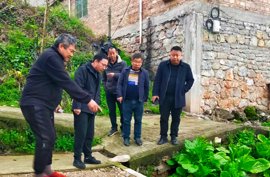 施秉縣城關鎮村干部、駐村干部開展“地毯式”禁毒踏查工作。