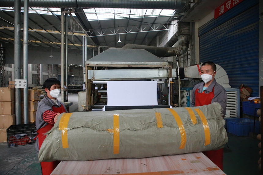 圖為貴州印江經(jīng)開區(qū)的貴州省富鼎橡塑有限公司生產(chǎn)車間里，工人們忙著趕制訂單。梅亞軍攝