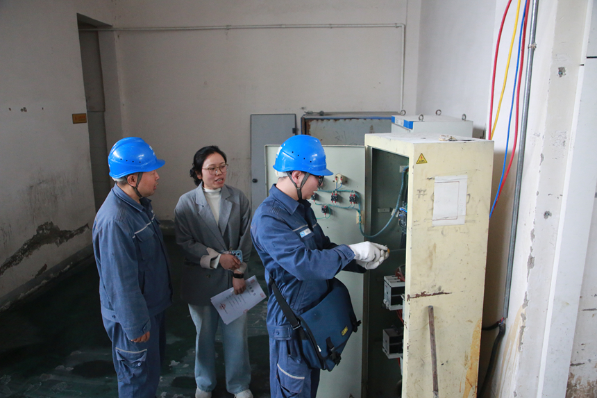 圖為印江“電保姆”上門為企業(yè)檢修配電設(shè)備，確保企業(yè)生產(chǎn)電力供應(yīng)充足。 梅亞軍攝