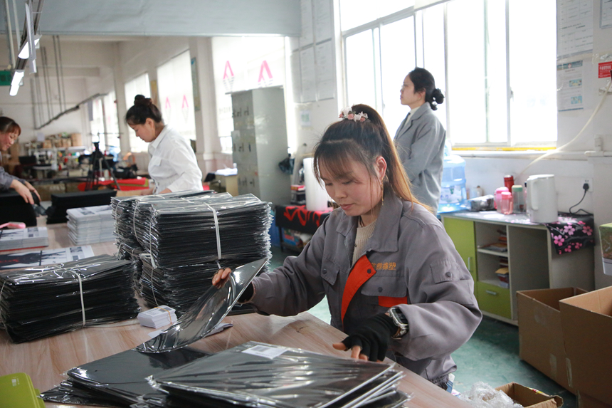 圖為工人們忙著趕制訂單。梅亞軍攝